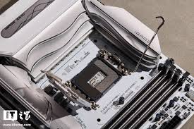 iGAME Z890 FLOW V20主板圖賞，純白美學(xué)加持延續(xù)波普藝術(shù)風(fēng)格
