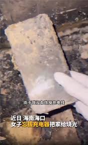 女子长时间未拔手机充电器